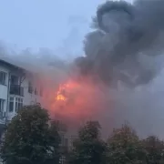 Incendiul puternic! Zeci de persoane sunt evacuate, iar pompierii intervin în forță