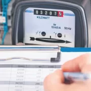 Asta mai lipsea. Este vorba de facturile la curent, tocmai s-a spus. Doamne...