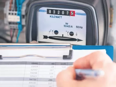 Asta mai lipsea. Este vorba de facturile la curent, tocmai s-a spus. Doamne...