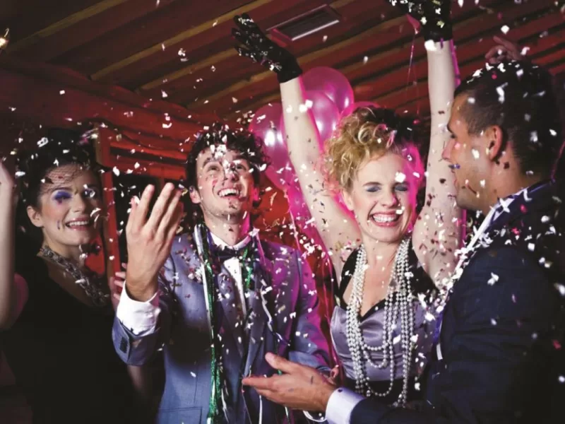 Tradiția de la miezul nopții pe care românii o ignoră. Spune că aduce bani neașteptați