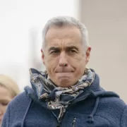 Călin Georgescu la un pas să fie linșat la Alba Iulia. E mare scandal, sunt mii de manifestanți