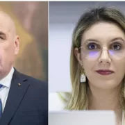 Însă atunci când vorbim de decizii care nu sunt pregătite corect, pentru care nu se iau toate măsurile de rezervă și nu se anticipează corect ceea ce se poate întâmpla din vina unor responsabili, trebuie să luăm două măsuri. Prima: să clarificăm toate procedurile, în așa fel încât astfel de lucruri să nu se mai întâmple. Să fie o lecție (criza din Prahova, n.r.) Pentru că asta înseamnă instituții care nu colaborează corespunzător, înseamnă instituții care nu au capacitatea de a anticipa ce se poate întâmpla. Înseamnă uneori lipsă de responsabilitate și înseamnă sisteme care se dovedesc puțin funcționale. Bolojan: În raportul inițial făcut de Buzoianu, nu apărea responsabilitatea companiei Exploatare Sistem Zonal Prahova La Prahova este o situație aparte față de alte județe. Au mai mulți operatori decât în toate celelalte județe. Gândiți-vă că, pe lângă administrația bazinală care livrează apa din acumulări, au o societate care nu se regăsește în niciun alt județ, o societate de exploatare a sistemului zonal, care tratează această apă și o mai transportă puțin. Au un operator în afara municipiului reședință de județ, Hidroprahova. Au și un operator care operează rețelele din reședința de județ. Dar gândiți-vă că dacă aceste rețele sunt la distanțe foarte apropiate unele de altele și, dacă pot fi interconectate, un deficit dintr-o rețea poate fi compensat de surplusul dintr-o altă rețea. Însă pentru asta trebuie planificare, trebuie colaborare și (trebuie) să nu ajungem în situația în care oamenii au de suferit. Ilie Bolojan: Responsabilii crizei, cel târziu miercuri vi-i spunem. Nu avem timp să schimbăm caii în mijlocul apei În raportul preliminar pe care doamna ministru mi l-a prezentat astăzi nu apăreau date legate de responsabilitatea companiei Exploatare Sistem Zonal Prahova și i-am solicitat ca până la începutul săptămânii viitoare să completeze acest raport. Astfel, cel mai târziu miercuri, vă vom putea spune cu exactitate ce trebuie făcut pentru ca astfel de lucruri să nu se mai întâmple și cine sunt responsabilii (...) în așa fel încât, dacă totuși ai luat niște decizii care au avut niște costuri majore, trebuie să răspunzi pentru ele și nu trebuie să fugi niciodată de răspundere. Dar pentru asta trebuie să ai și puțină demnitate, să-ți asumi uneori și erorile. Și vedem, din păcate, ce se întâmplă. Dar astăzi nu e timp să schimbăm caii în mijlocul apei. Astăzi trebuie să rezolvăm problemele, pentru ca alimentarea cu apă să revină în condiții cât de cât normale. După aceea, într-adevăr, trebuie să luăm măsuri în așa fel încât să simplificăm lucrurile și să facem o regulă cât se poate de clară", a conchis premierul. Bolojan: Un ministru care nu e în deplină cunoștință de cauză nu-și poate asuma răspunderea pentru deciziile altora Bolojan a fost întrebat cum răspunde la cererea PSD, de a o demite pe Diana Buzoianu. "Nu voi da astăzi un punct de vedere fără echivoc, dar dintr-o experiență administrativă de atâția ani de zile, instituțiile pot să primească nenumărate informări. Și un ministru, cât timp are subordonați care au responsabilități explicite, care propun soluții fără echivoc ... cât timp (ministrul, n.r.) nu este în deplină cunoștință de cauză, nu poate să își asume răspunderea pentru deciziile altor oameni care au explicit această responsabilitate. Asta, ca să fim cât se poate de clari. Acesta este adevărul. Și eu discut la două-trei ședințe cu miniștrii că nu este suficient să vii cu o informare în ședința de Guvern că ar fi o problemă într-o anumită zonă, ci trebuie să iei măsurile care sunt în responsabilitatea ta. Și aici, în mod evident, măsurile sunt la nivelul de decizie care ține de Apele Române. Adică rezolvarea acestor probleme în mod operativ nu se face într-o comisie în care tendința este de discuții, de aruncare a răspunderii, ci se face în ședințe, luând măsuri, asumându-ți răspunderea. Și eu, așa cum am spus, le mulțumesc celor care în aceste zile, fără gălăgie, au lucrat să repare aceste lucruri cât mai repede posibil", a răspuns șeful Guvernului.