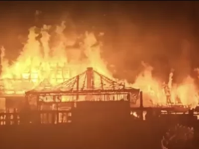 Incendiu grav, au murit oameni. Pompierii luptă din greu cu focul