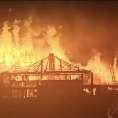 Incendiu grav, au murit oameni. Pompierii luptă din greu cu focul