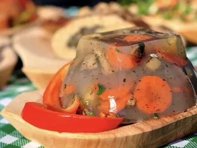 Cât timp poate fi păstrată piftia la frigider. Cum ne dăm seama că nu mai este bună de mâncat