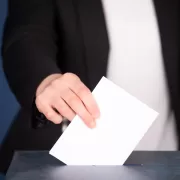 Ultimele două ore cruciale pentru vot. Se scrie istorie în Capitală, iar votul poate decide și soarta guvernului