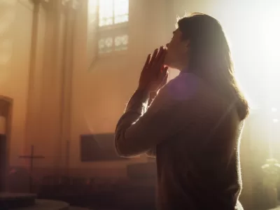 Rugăciunea pe care să o spui neapărat după 12 noaptea. Preoții recomandă cu sfințenie ca să ne protejeze tot anul