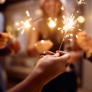 Ce este complet interzis să faci în seara de 31 decembrie după apus. Tradiția care spune că îți închizi norocul pe tot anul