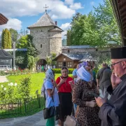 Greșeala pe care o fac mulți români în fiecare dimineață fără să știe. Preoții avertizează: atrage ghinion și năpastă în casă