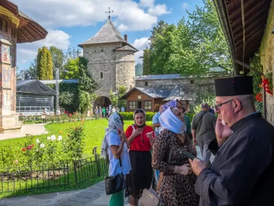 Greșeala pe care o fac mulți români în fiecare dimineață fără să știe. Preoții avertizează: atrage ghinion și năpastă în casă