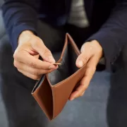 Arunca imediat acest bani din portofel. Aduc saracie tot anul