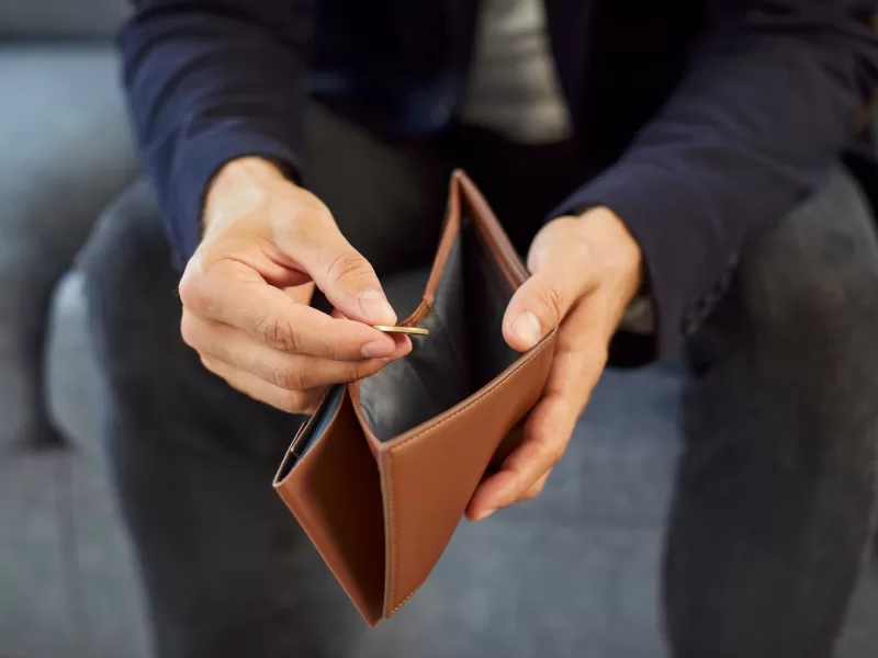 Arunca imediat acest bani din portofel. Aduc saracie tot anul