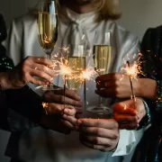 Ce este complet interzis sa faci pe 31 decembrie dupa apusul soarelui. Traditii vechi care spun ca iti poti inchide norocul pe tot anul 2026