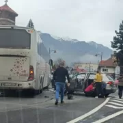 Accident cu un autocar plin cu zeci de oameni. Pompierii intervin în forță