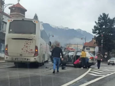 Accident cu un autocar plin cu zeci de oameni. Pompierii intervin în forță