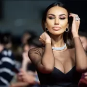 Din păcate e vorba de Mădălina Ghenea. Abia acum s-a aflat