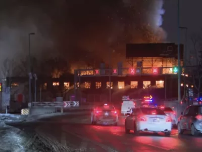 Arde fără oprire, peste 100 de pompieri intervin