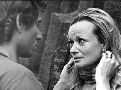 Actrița de film și televiziune Jana Brejchova s-a stins din viață la vârsta de 86 de ani, după o luptă îndelungată cu o boală gravă. Una dintre cele mai mari vedete ale cinematografiei cehoslovace, supranumită adesea Brigitte Bardot a Cehiei, Jana Brejchova a murit vineri, 6 februarie, lăsând în urmă o carieră impresionantă și un impact major asupra filmului european. O carieră legendară în cinematografia cehoslovacă Jana Brejchova a debutat pe marele ecran la doar 13 ani, însă consacrarea a venit mai târziu, odată cu rolul elevei din filmul Higher Principle, o producție care aborda teroarea ocupației naziste din timpul celui de-Al Doilea Război Mondial. Interpretarea sa i-a adus recunoaștere internațională și un premiu important la Festivalul de Film de la Locarno. Datorită frumuseții sale și prezenței scenice, actrița a devenit rapid una dintre cele mai apreciate figuri ale cinematografiei cehoslovace, fiind distribuită în numeroase producții de succes. Căsătoria cu Milos Forman și deschiderea spre Occident Între anii 1958 și 1962, Jana Brejchova a fost căsătorită cu regizorul și actorul Milos Forman, care avea să cunoască un succes uriaș la Hollywood, unde a câștigat două premii Oscar. Această perioadă a coincis cu afirmarea internațională a actriței, care a jucat și în producții din Germania. Printre acestea se numără filmul antifascist The House in Karp Lane, lansat în 1965, care a consolidat statutul său de actriță de calibru european. Roluri memorabile în televiziune Publicul larg o asociază și cu rolul Reginei din serialul TV fantasy pentru copii Arabela, cunoscut și sub titlurile Arabela, prințesa sau Povestea inelului magic. În această producție, Jana Brejchova interpreta Regina din Ținutul Poveștilor, mama prințesei Arabela și soția Regelui Hyacint, conducătorii unei lumi magice populate de personaje de basm. Serialul a devenit extrem de popular și a rămas până astăzi una dintre cele mai iubite producții pentru copii din spațiul central-european. Proiecte alături de fiica sa și recunoaștere oficială De-a lungul carierei, Jana Brejchova a jucat inclusiv alături de fiica sa, Tereza Brodska, într-o dramă psihologică despre relația dintre mamă și copil. Talentul și longevitatea sa artistică au fost recompensate cu numeroase distincții, printre care Medalia de Merit a Republicii Cehe și prestigiosul premiu cinematografic Bohemian Lion. Boala care i-a adus sfârșitul În ultimii ani de viață, Jana Brejchova s-a confruntat cu probleme serioase de sănătate, care au dus în cele din urmă la decesul său. Actrița suferea de o afecțiune cerebrală gravă și era imobilizată la pat într-un azil de bătrâni, potrivit TNcz. Presa externă a relatat că problemele de sănătate au început să se agraveze după moartea ultimului său soț, Jiří Zahajský, în anul 2007. Ulterior, Jana Brejchova a fost diagnosticată cu Parkinson, iar medicii au constatat și alte afecțiuni neurologice. Actrița a mărturisit, la un moment dat, că a suferit și un accident vascular cerebral. Dispariția Janei Brejchova marchează finalul unei epoci pentru cinematografia cehă și europeană, lăsând în urmă o moștenire artistică de necontestat și roluri care vor rămâne vii în memoria publicului.