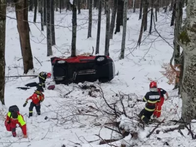 Accident grav! O mașină cu mai multe persoane s-a răsturnat. Pompierii intervin de urgență pentru