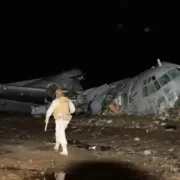Un avion s-a prăbușit peste autostradă, sunt cel puțin 15 morți