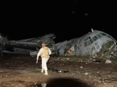 Un avion s-a prăbușit peste autostradă, sunt cel puțin 15 morți