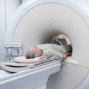 Un bărbat a murit după ce a fost tras într-un aparat RMN pentru că...