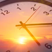 Totul se dă peste cap! Schimbare majoră pentru ora de vară 2026. Anunț oficial
