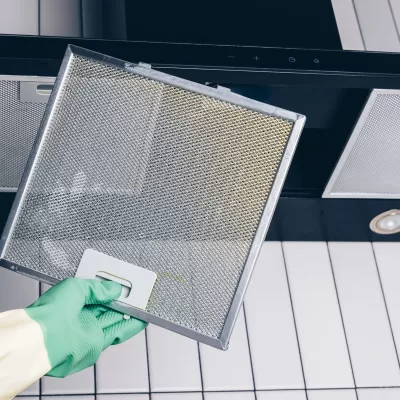 Cea mai eficientă metodă de curățare a sitelor de la hotă. Soluția care te scapă imediat de depunerile de grăsime