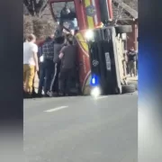 Până la sosirea echipajelor de intervenţie, martorii au încercat să scoată persoanele blocate în ambulanţă. În accident au fost implicate 7 persoane. În ambulanţa SMURD se afla un pacient, un minor cu mama acestuia și patru membri ai echipajului - trei subofițeri paramedici și un voluntar. Minorul nu a fost rănit în urma accidentului, acesta a fost preluat de o altă ambulanță și transport la Centrul de Primiri Urgențe Luther în vederea tratării afecțiunilor preexistente. Mama minorului în vârstă de 26 de ani acuză dureri la picior şi a fost transportată la UPU Sibiu