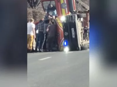 Până la sosirea echipajelor de intervenţie, martorii au încercat să scoată persoanele blocate în ambulanţă. În accident au fost implicate 7 persoane. În ambulanţa SMURD se afla un pacient, un minor cu mama acestuia și patru membri ai echipajului - trei subofițeri paramedici și un voluntar. Minorul nu a fost rănit în urma accidentului, acesta a fost preluat de o altă ambulanță și transport la Centrul de Primiri Urgențe Luther în vederea tratării afecțiunilor preexistente. Mama minorului în vârstă de 26 de ani acuză dureri la picior şi a fost transportată la UPU Sibiu