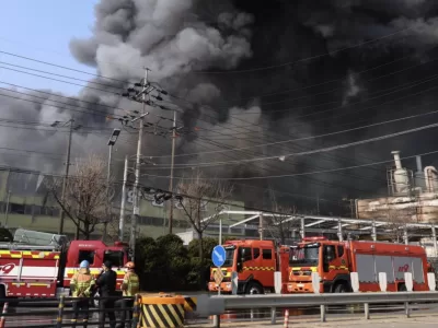 Infern de explozii și un incendiu care mătură tot! Au murit cel puțin 14 oameni și 60 sunt răniți