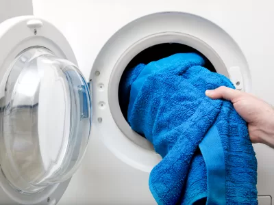 Cum scapi de mirosul neplăcut al hainelor proaspăt spălate. Trucul dezvăluit de marile spălătorii
