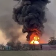 Infern în România. Explozii puternice și un incendiu care arde totul în jur