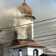 Incendiu imens la o biserică. Peste 120 de oameni au...