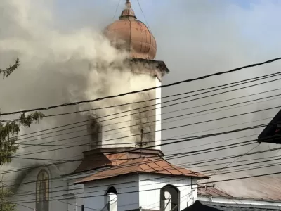 Incendiu imens la o biserică. Peste 120 de oameni au...