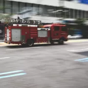 Arde fabrica de piese auto, cel puțin 50 de persoane au...