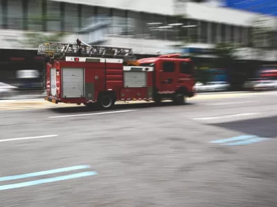 Arde fabrica de piese auto, cel puțin 50 de persoane au...