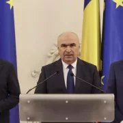 - Stabilitatea finanțelor publice; - Securitate energetică; - Eficiență în administrație; - Absorbția fondurilor europene și implementarea proiectelor de țară; - Economie competitivă pe baze sănătoase. BPN al PNL a decis să susțină stabilitatea guvernamentală și Guvernul Ilie Bolojan. De asemenea, liberalii cer PSD “să revină la o atitudine responsabilă”: “PNL cere PSD să respecte acordul de coaliție și partenerii de guvernare și să revină la o atitudine responsabilă. Dacă PSD va provoca o criză guvernamentală, PNL nu va mai putea fi în Coaliție cu PSD”. Conducerea USR lansează critici dure la adresa PSD Tot luni seara, Comitetul Politic al USR a adoptat cu o majoritate de 96% o rezoluție prin care reafirmă angajamentul ferm al partidului “de a guverna responsabil, în interesul cetățenilor, în aceeași formulă de coaliție”. În rezoluția adoptată, USR critică abordarea PSD din ultimele săptămâni, pe care o consideră centrată pe interese politice de moment, în detrimentul stabilității și al interesului public. „În loc să guvernăm, asistăm la crize politice artificiale. România are deja suficiente probleme reale - inflație, costuri ridicate, presiuni economice. Nu ne permitem să adăugăm instabilitate politică peste acestea”, a subliniat Dominic Fritz. „Guvernarea nu înseamnă intrigi și scandal, ci curaj și soluții. USR va rămâne un partener responsabil, dar nu va gira derapaje care pun în pericol stabilitatea României”, a mai declarat Dominic Fritz. USR face apel la toți partenerii de coaliție să revină la responsabilitate și la respectarea angajamentelor asumate față de cetățeni. În acest context, Comitetul Politic al USR a decis: 1. Ca partidul să facă în continuare parte din Guvern, în formula politică și cu programul de guvernare agreate la momentul învestirii guvernului și continuarea programului de guvernare. 2. Susținerea măsurilor propuse de Guvern pentru a scădea presiunea prețurilor la benzină și motorină ca măsură imediată la criza petrolieră care afectează românii. “Soluția pe termen lung este însă reducerea dependenței de petrol și de alte resurse fosile prin investiții în energii regenerabile și sisteme de stocare, prin eliminarea barierelor din calea investițiilor private, prin listarea la bursă a companiilor de stat din zona de energie și prin investiții în transportul în comun”, se arată în rezoluția USR. 3. USR cere încetarea interimatului Avocatului Poporului, care durează deja de doi ani și “subminează o instituție esențială pentru apărarea drepturilor cetățenilor”. “Partenerii de coaliție au obligația sǎ deblocheze procesul de numire a Roxanei Rizoiu ca Avocat al Poporului și să sprijine nominalizarea USR, conform acordului de coaliție și fără alte condiționări”. 4. USR condamnă "limbajul dezumanizant" venit din rândurile PSD și AUR împotriva USR, a miniștrilor săi, a membrilor și simpatizanților. “Acest limbaj este incitare la violență, iar efectele lui coboară în stradă și pun în pericol siguranța tuturor. Condamnăm, în egală măsură, atacurile misogine la adresa ministrelor, a parlamentarelor, dar și a celorlalte femei, alese la nivel local. Cei care atacă femeile din politică pentru faptul că sunt femei atacă, de fapt, toate femeile”. 5. USR cere PSD să nu vulnerabilizeze România, într-un moment în care țara are nevoie de stabilitate și predictibilitate, prin susținerea unei moțiuni de cenzură. “Dacă PSD alege să voteze o moțiune de cenzură alături de AUR și să provoace instabilitate politică și economică, USR nu va mai susține o refacere a unei majorități alături de PSD”. Amintim că Dominic Fritz a anunțat înaintea şedinţei conducerii USR că va propune rezoluția potrivit căreia, dacă PSD va vota o moţiune de cenzură împotriva actualului guvern condus de Ilie Bolojan şi acesta va pica cu voturile parlamentarilor AUR şi PSD, atunci USR nu va mai intra la guvernare alături de PSD. Potrivit surselor Antena 3 CNN, el a transmis membrilor USR că și PNL va lua o decizie similară în cazul moțiuni votate de PSD.