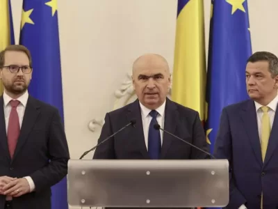 - Stabilitatea finanțelor publice; - Securitate energetică; - Eficiență în administrație; - Absorbția fondurilor europene și implementarea proiectelor de țară; - Economie competitivă pe baze sănătoase. BPN al PNL a decis să susțină stabilitatea guvernamentală și Guvernul Ilie Bolojan. De asemenea, liberalii cer PSD “să revină la o atitudine responsabilă”: “PNL cere PSD să respecte acordul de coaliție și partenerii de guvernare și să revină la o atitudine responsabilă. Dacă PSD va provoca o criză guvernamentală, PNL nu va mai putea fi în Coaliție cu PSD”. Conducerea USR lansează critici dure la adresa PSD Tot luni seara, Comitetul Politic al USR a adoptat cu o majoritate de 96% o rezoluție prin care reafirmă angajamentul ferm al partidului “de a guverna responsabil, în interesul cetățenilor, în aceeași formulă de coaliție”. În rezoluția adoptată, USR critică abordarea PSD din ultimele săptămâni, pe care o consideră centrată pe interese politice de moment, în detrimentul stabilității și al interesului public. „În loc să guvernăm, asistăm la crize politice artificiale. România are deja suficiente probleme reale - inflație, costuri ridicate, presiuni economice. Nu ne permitem să adăugăm instabilitate politică peste acestea”, a subliniat Dominic Fritz. „Guvernarea nu înseamnă intrigi și scandal, ci curaj și soluții. USR va rămâne un partener responsabil, dar nu va gira derapaje care pun în pericol stabilitatea României”, a mai declarat Dominic Fritz. USR face apel la toți partenerii de coaliție să revină la responsabilitate și la respectarea angajamentelor asumate față de cetățeni. În acest context, Comitetul Politic al USR a decis: 1. Ca partidul să facă în continuare parte din Guvern, în formula politică și cu programul de guvernare agreate la momentul învestirii guvernului și continuarea programului de guvernare. 2. Susținerea măsurilor propuse de Guvern pentru a scădea presiunea prețurilor la benzină și motorină ca măsură imediată la criza petrolieră care afectează românii. “Soluția pe termen lung este însă reducerea dependenței de petrol și de alte resurse fosile prin investiții în energii regenerabile și sisteme de stocare, prin eliminarea barierelor din calea investițiilor private, prin listarea la bursă a companiilor de stat din zona de energie și prin investiții în transportul în comun”, se arată în rezoluția USR. 3. USR cere încetarea interimatului Avocatului Poporului, care durează deja de doi ani și “subminează o instituție esențială pentru apărarea drepturilor cetățenilor”. “Partenerii de coaliție au obligația sǎ deblocheze procesul de numire a Roxanei Rizoiu ca Avocat al Poporului și să sprijine nominalizarea USR, conform acordului de coaliție și fără alte condiționări”. 4. USR condamnă "limbajul dezumanizant" venit din rândurile PSD și AUR împotriva USR, a miniștrilor săi, a membrilor și simpatizanților. “Acest limbaj este incitare la violență, iar efectele lui coboară în stradă și pun în pericol siguranța tuturor. Condamnăm, în egală măsură, atacurile misogine la adresa ministrelor, a parlamentarelor, dar și a celorlalte femei, alese la nivel local. Cei care atacă femeile din politică pentru faptul că sunt femei atacă, de fapt, toate femeile”. 5. USR cere PSD să nu vulnerabilizeze România, într-un moment în care țara are nevoie de stabilitate și predictibilitate, prin susținerea unei moțiuni de cenzură. “Dacă PSD alege să voteze o moțiune de cenzură alături de AUR și să provoace instabilitate politică și economică, USR nu va mai susține o refacere a unei majorități alături de PSD”. Amintim că Dominic Fritz a anunțat înaintea şedinţei conducerii USR că va propune rezoluția potrivit căreia, dacă PSD va vota o moţiune de cenzură împotriva actualului guvern condus de Ilie Bolojan şi acesta va pica cu voturile parlamentarilor AUR şi PSD, atunci USR nu va mai intra la guvernare alături de PSD. Potrivit surselor Antena 3 CNN, el a transmis membrilor USR că și PNL va lua o decizie similară în cazul moțiuni votate de PSD.