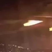 Un avion cu 272 de pasageri a luat foc în aer. Pasagerii se roagă să aterizeze aeronava