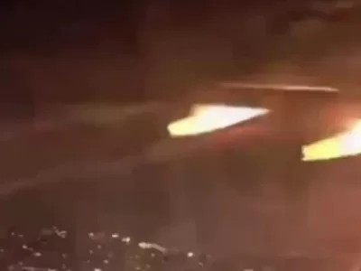Un avion cu 272 de pasageri a luat foc în aer. Pasagerii se roagă să aterizeze aeronava
