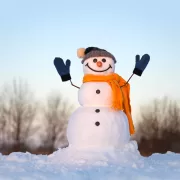 Incredibil! Facem oameni de zăpadă de Paște după ce meteorologii au anunțat mai multă zăpadă și...