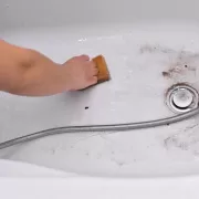 Cum să albești cada rapid, fără clor sau înălbitor. Trucul secret folosit în hoteluri