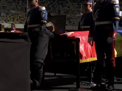 A căzut din picioare și a plâns în genunchi la sicriul lui Mircea Lucescu! Toată lumea a înghețat când l-a văzut