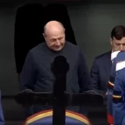 Ce a putut să scrie Traian Băsescu pe coroana adusă lui Mircea Lucescu. Toată lumea vorbește că a pus doar...