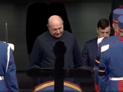 Ce a putut să scrie Traian Băsescu pe coroana adusă lui Mircea Lucescu. Toată lumea vorbește că a pus doar...