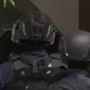 Momente de groază! Atac la o bancă, mai multe persoane sunt ținute ostatice