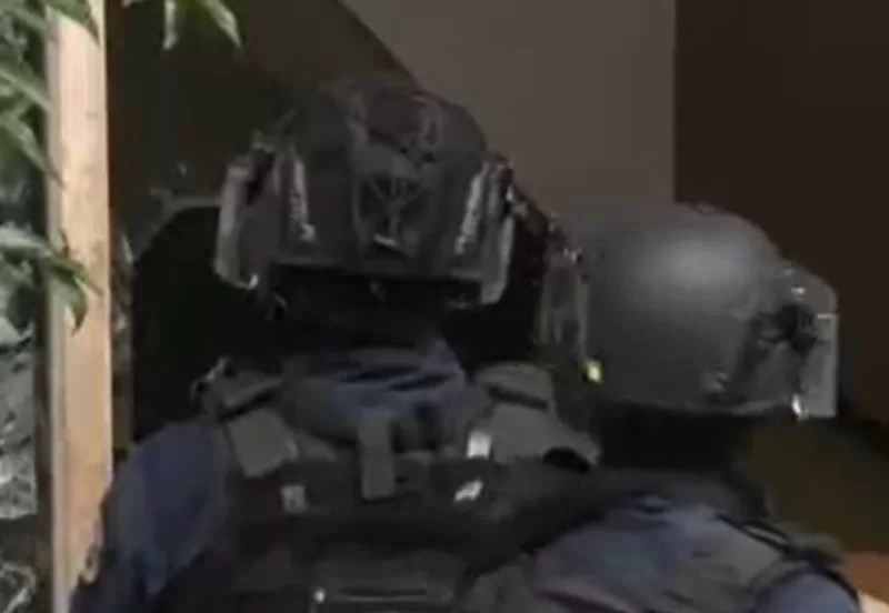 Momente de groază! Atac la o bancă, mai multe persoane sunt ținute ostatice