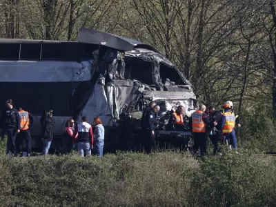 Cutremurător! Un tren a intrat în plin într-un camion