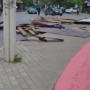 Vremea face ravagii. Acoperișul unui bloc a fost smuls